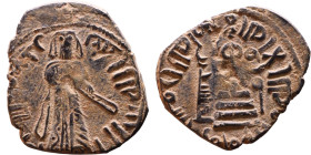 al-Malik ibn Marwan (687-705) Follis. Obverse: Standing caliph Reverse: Modified cross potent set on steps

17mm 2,08g