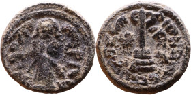 al-Malik ibn Marwan (687-705) Follis. Obverse: Standing caliph Reverse: Modified cross potent set on steps

17mm 3,30g