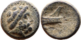 Phoenicia Arados (II Century BC) Bronze coin. Obverse: Diademed head of Poseidon right Reverse: Stern or ram of galley, unclear date below.

15mm 3....