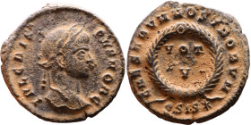 Crispus (317-326) follis. Obv: Cuirassed bust of emperor Rev: VOT V

Artificial sand patina

18mm 2.39g