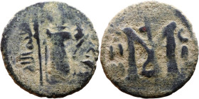 al-Malik ibn Marwan (687-705), Byzantine style folis Obverse: Imperial figure holding globe and cross Reverse: M and inscription

20mm 3.41g