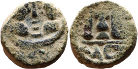 Constans II (641-668) Follis. Obverse: Imperial figure holding cross and globus Reverse: m and inscription

17mm 7.63g