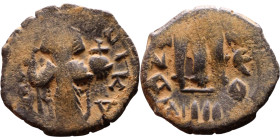 Constans II (641-668) Family Follis.. Obverse: No inscription Constans bust. Reverse: M between Heraclius, Constantine IV, Tiberius

Artificial sand...
