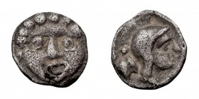PISIDIA. Selge. Óbolo. AR. (Siglo IV a.C.) A/Gorgona. R/Cabeza de Atenea a der., detrás astrágalo. 0,89 g. SNG COP.246. MBC-.