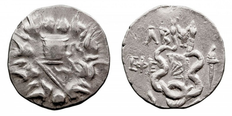 JONIA. Éfeso. Cistóforo. AR. (180-167 a.C.) A/Cesta mística conteniendo serpient...