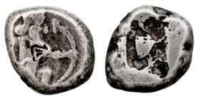 IMPERIO PERSA. Aqueménidas. Siclo. AR. (475-420 a.C.) A/Rey en marcha con arco y flecha. R/Cuadrado incuso. 5,46 g. Carradice III. BC+.