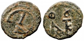 JUSTINO II. Constantinopla. 5 Nummi. AE. (565-578) A/Monograma. R/Letra E grande. 1,02 g. BC.363. MBC.