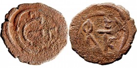 JUSTINO II. Constantinopla. 5 Nummi. AE. (565-578) A/Monograma. R/Letra E grande. 1,89 g. BC.363. BC+.