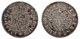 CARLOS III. 2 Reales. AR. Sevilla JV. 1762. Ensayadores en posición horizontal. CAL.1437. Sucia, si no BC+/MBC-. Rara.