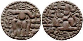 CEILÁN. REINA LILAVATI. AE-20. (1197-1211) R/Reina estante de frente con símbolos. Mitchener 838. MBC.