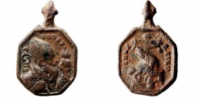 AE-15. Siglo XVII. N. S. del Risco (Ávila) y San Agustín. Octogonal y con anilla. Escasa. MBC-.