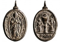 AE-25. Siglo XVIII. Inmaculada y Cáliz flanqueado de ángeles, en exergo ROMA. Ovalada con anilla. MBC.
