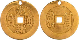 China
De Zong, 1875-1908
Graviertes cashartiges Gold-Amulett um 1900. Guang Xu tong bao/Boo Chiowan (Board of Revenue, Peking). 21 mm; 2,38 g. sehr ...