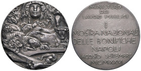 NAPOLI. Medaglia 1925. Mostra Nazionale delle Bonifiche Napoli Agosto-Settembre MCMXXV. AG (g 30,08 - Ø 37,50 mm). R. Casolari III-53

SPL

Diritt...