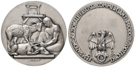 FASCISTE. Medaglia - Federazione Nazionale Fascista Commercianti Prodotti Zootecnici. Opus: Boari. AG (g 48,67 - Ø 50,00 mm).

qFDC

Diritti d'Ast...