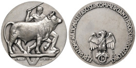 FASCISTE. Medaglia A.XIII - Federazione Nazionale Fascista Commercianti Prodotti Zootecnici. Opus: Boari. AG (g 46,88 - Ø 50,00 mm).

qFDC

Diritt...