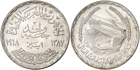 AH 1387 (1968). Egipto. 1 libra. (Kr. 415). 24,94 g. AG. Presa de Asuán. S/C.