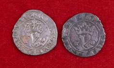 Juan I (1379-1390). Toledo. Blanca del Agnus Dei. (AB. 557.1). Lote de 2 monedas. Ex Colección Manuela Etcheverría. BC+/MBC-.