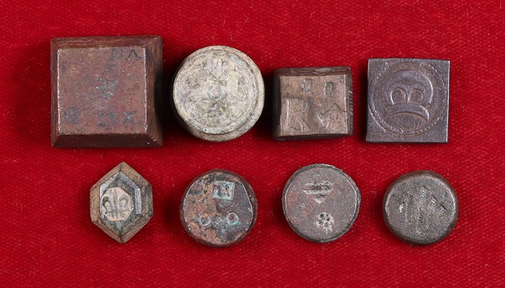 Lote formado por 8 pesas para monedas, varias épocas y países, entre 2,75 g y 26...