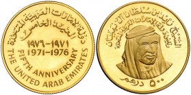 1976. Emiratos Árabes Unidos. 500 dirhams. (Fr. 2) (Kr. 12). 20,03 g. AU. 5º Aniversario - EAU. Rara. Proof.