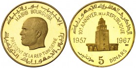 1967. Túnez. 5 dinars. (Fr. 22) (Kr. 287). 9,49 g. AU. 10º Aniversario de la República. Escasa. Proof.