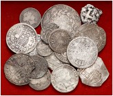 Lote de 17 monedas españolas en plata, diversos períodos y valores. A examinar. BC-/MBC-.