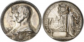1929. Alfonso XIII. Barcelona. Exposición Internacional. (Cru.Medalles 1260). 70,54 g. Ø 50 mm. Plata. Firmada: E. Ausió y A. Parera. Golpes en canto....