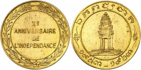 (1963). Camboya. X Aniversario de la Independencia. 30,95 g. Ø 45 mm. Oro. En estuche. Leves marquitas. Muy rara. EBC.