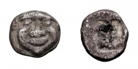 Macedonia. Óbolo. AR. Nápoles. (c. 500-480 a.C.). A/Gorgona. R/Cuadrado incuso. 1.06g. SNG ANS 424. MBC.