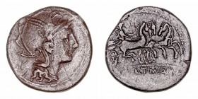 Claudia. Denario. AR. Roma. (110-109 a.C.). A/Cabeza de Roma a der., detrás (objeto triangular). R/Victoria en triga a der., debajo AP CL·T· MANL· Q· ...