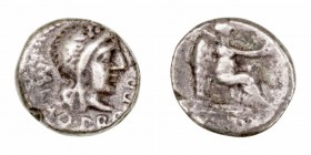 Porcia. Quinario. AR. (89 a.C.). R/Victoria sentada a der., debajo (VICTRIX). 1.40g. Sear 11. BC+/BC-.