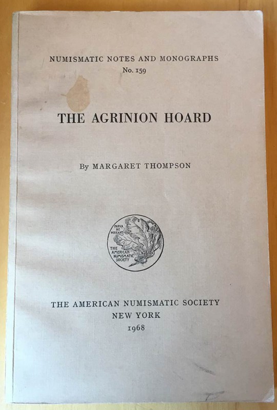 THOMPSON M. – The Agrinion hoard. N.N.A.M. 159. New York, 1968. Ril. editoriale,...