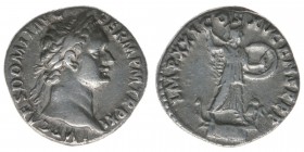 ROM Kaiserzeit Domitianus 81-96
Denar
IMP CAES DOMIT AVG GERM PM TR P XI / IMP XXI COS XV CENS P P P
Minerva nach rechts
Kampmann 24.68, 3,19 Gramm, s...