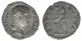 ROM Kaiserzeit Hadrianus 117-158
Denar

HADRIANVS AVG COS III P P / VOTA PVBLICA
Kampmann 32.109, 2,93 Gramm, ss/vz
