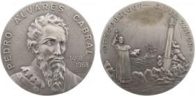 Medalhas - Pedro Álvares Cabral
Prata - 1968 - Inácio Santos - Pedro Álvares Cabral 1468-1968. 80mm. 232g. BELA