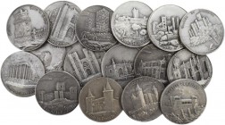 Medalhas - Série dos Castelos de Portugal
Lote (16 medalhas) - Prata - Série dos Castelos de Portugal. 30mm. 192g. Em estojo. MBC+