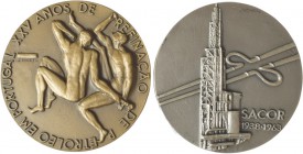Medalhas Lote (2 medalhas)
Lote (2 medalhas) Prata e Bronze - J. Correia - XXV Anos de Refinação de Petróleo em Portugal _ Sacor 1938-1963. 90mm. Pra...
