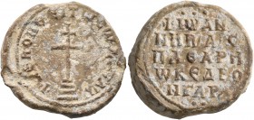 Johannes, imperial protospatharios and droungarios, 2nd half of 9th to 1st half of 10th century. Seal (Lead, 22 mm, 12.52 g, 12 h). +KЄ ROHΘЄI Tω Cω Δ...