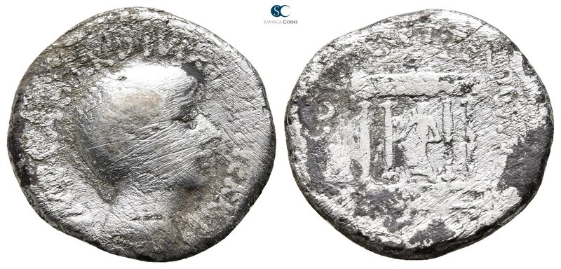 Octavian 29-27 BC. Military mint moving with Octavian
Denarius AR

19mm., 2,9...