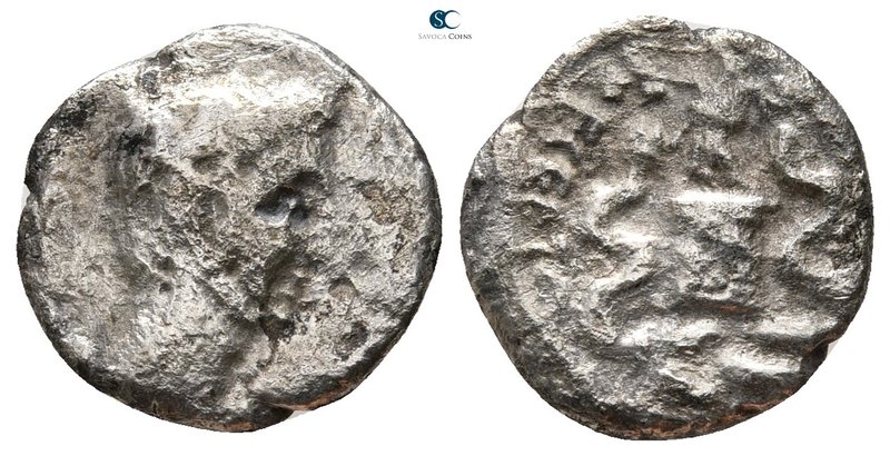 Augustus 27 BC-AD 14. Uncertain Italian mint
Quinar AR

13mm., 1,09g.



...