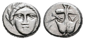 Tracia. Apolonia Pontika. Dióbolo. 400-350 a.C. (Gc-1657). Anv.: Cabeza de Apolonia de frente. Rev.:  Ancla entre A y cangrejo. Ag. 1,32 g. MBC+. Est....