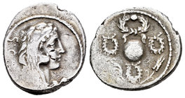 Cornelia. Denario. 56 a.C. Roma. (Ffc-642). (Craw-426-6b). (Cal-499). Anv.: Cabeza de Hércules joven a derecha con piel de león, detrás SC. Rev.: Glob...