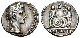 Augusto. Denario. 14 d.C. Lugdunum. (Spink-1597). (Ric-207). Rev.: Cayo y Lucio, de pie y de frente, ambos togados, sujetando escudos con sus manos qu...