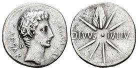 Augusto. Denario. 19-18 a.C. Caesar Augusta. (Ffc-78). (Ric-37). Anv.: CAESAR AVGVSTVS. Busto laureado a derecha. Rev.: DIVVS IVLIVS atravesando comet...