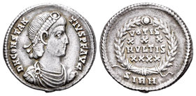Constancio II. Silicua. 353-5 d.C. Sirmium. (Spink-17936). (Ric-15). Rev.: VOTIS / XXX / MVLTIS / XXXX. Leyenda en cuatro líneas rodeada de corona de ...