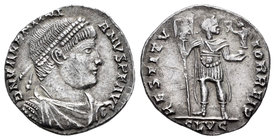 Valentiniano I. Siliqua. 365-6 d.C. Lugdunum. (Spink-19364). (Ric-p.13, 2). Rev.: RESTITVTOR REI P. Valentiniano en pie a derecha vestido de militar c...