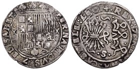 Fernando e Isabel (1474-1504). 1 real. Sevilla. (Cal-373 variante). Anv.: Escudo entre X flanquedas por puntos. Rev.: Con S entre puntos, haz de 6 fle...