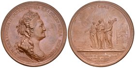 Rusia. Catherine II. Medalla. 1779. (Diakov-177.2). Rev.: Tres figuras femeninas, la del centro con niño en brazos, recibiendo un haz de rayos celesti...