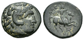Imperio Macedonio. Filipo V. AE 18. 221-179 a.C. (Sng Cop-1234). Anv.: Cabeza de Heracles cubierta con piel de león. Rev.: Jinete a derecha con rama, ...