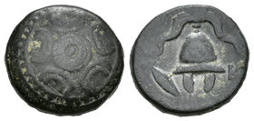 Imperio Macedonio. Interregno. AE 16. 288-277 a.C. (Gc-6782 similar). Anv.: Escudo macedonio. Rev.: Casco. Ae. 4,10 g. MBC-. Est...25,00.